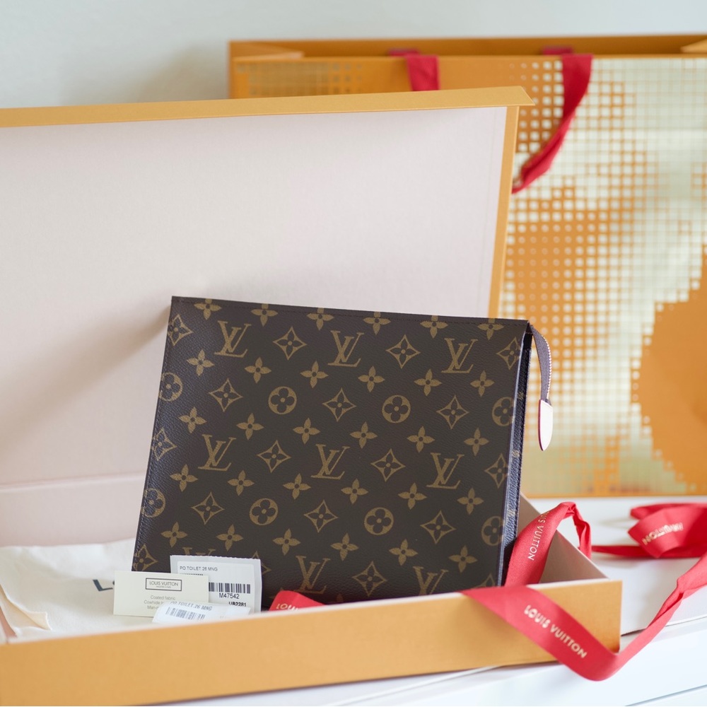 Louis Vuitton Toiletry 26